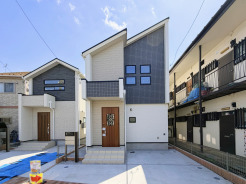 【外観】
シャープなデザインが印象的な住まい、青い空と相まって爽やかな佇まいを演出します