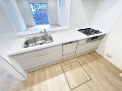 【Kitchen】
白と木目の調和が心地よい空間。作業スペースにゆとりを感じさせ、温かみのある室内は、穏やかな日常へと誘います