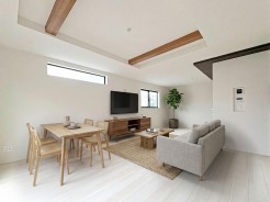 【LDK:18帖】
本画像はCGで作成しており、実際に現地に家具は配置しておりません。また、価格に家具は含まれません。