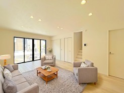 【LDK:17帖】
本画像はCGで作成しており、実際に現地に家具は配置しておりません。また、価格に家具は含まれません。