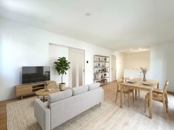 【LDK:15.75帖】
広々とした空間に、柔らかな自然光が満ち、温かみのある木調の家具が調和し、洗練された居心地の良い雰囲気を演出しています。
本画像はCGで作成しており、実際に現地に家具は配置しておりません。また、価格に家具は含まれません。