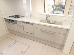 【Kitchen】
上質な素材感と洗練されたデザインが、毎日の暮らしに心地よいリズムをもたらします。窓の外には穏やかな自然の気配が感じられ、清潔感あふれる空間が広がります。