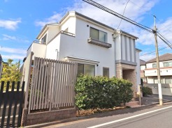 【外観】
清々しい空の下、洗練された佇まいが日々の暮らしに彩りを添える住まい。緑豊かな植栽とモダンな外観が調和し、心地よい穏やかさを感じさせます。