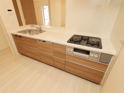【Kitchen】
心地よい採光とともに空間に広がりと落ち着きをもたらす機能美あふれるキッチン。