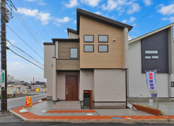 【外観】
モダンなフォルムと素材感が調和した佇まい。落ち着いた色合いが周囲の風景に溶け込み、温かみのある印象を与えます。