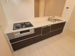 【Kitchen】
機能的なシンク周りは日々の暮らしに心地よさとゆとりをもたらしてくれるでしょう。