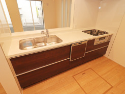 【Kitchen】
木目の温もりと清らかな空間が調和し、日々の暮らしに穏やかな時間をもたらす心地よい住まい。