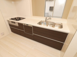 【Kitchen】
日々の暮らしに穏やかな彩りを添える、洗練されたキッチンスペース。