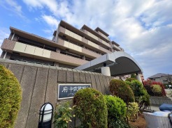 【外観】
家族それぞれのプライベート時間を過ごせる部屋が確保されてた3LDKのプランニング。共用部にはオートロックなどの防犯設備が充実。専用ポーチに門扉が付いているので安全性がより高く安心して暮らせる物件。