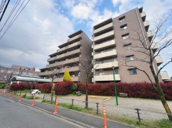【外観】
公園が敷地に隣接しているので小さなお子様と行きやすく、子育て世帯も安心の環境。
スーパーやコンビニなど商業施設も徒歩9分圏内にあり、日々のお買い物や休日のまとめ買いなども行き来しやすい距離で便利な立地!