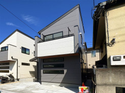 【外観】
モノトーンの洗練された外観が、周辺の風景に穏やかな存在感を与えています。水平・垂直のラインが美しく調和し、知的で落ち着いた雰囲気を醸し出します