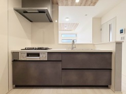 【Kitchen】
洗練されたデザインと機能性が調和する空間。温かみのある木目調の天井が、落ち着いた雰囲気を演出し、日々の暮らしに心地よい彩りを与えます