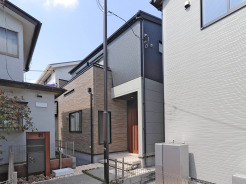 【外観】
モダンな趣と温かみのある素材感を調和させた外観は、街並みに上品な存在感を示します。空に広がる青と、計算された設計が静かな安らぎを感じさせる住まいです。