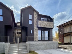 【外観】
モダンなモノトーンの外観が、洗練された都市の風景に溶け込む住まい。空の広がりを感じさせる開放的な立地で、上質な日常を育む空間が広がります
