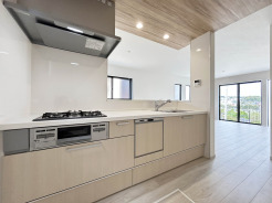 【Kitchen】
清潔感あふれる機能的な空間で、毎日の暮らしに彩りを添えるキッチン