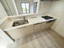 【Kitchen】
水栓の輝きが空間に洗練された印象を与え、明るく心地よい雰囲気が広がります。