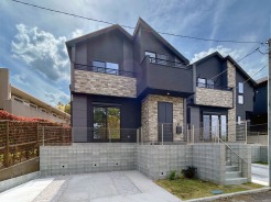 【外観】
モダンな外観が印象的な住まい。青い空と白い雲が広がる晴れやかな日に、洗練された佇まいが際立ち、爽やかな風を感じさせるような心地よい雰囲気を醸し出しています。