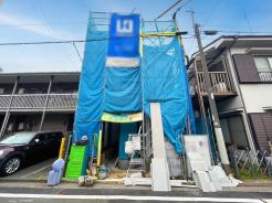【外観】LDK18.2帖の3部屋プラン。家族間のコミュニケーションが取りやすくなるリビング階段設計やカウンターキッチンなどが盛り込まれたプランニング。