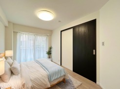 【Room:5.2帖】
無駄のないシンプルなデザインが広がりを感じさせるゆとりのある住環境を演出しています。
本画像はCGで作成しており、実際に現地に家具は配置しておりません。また、価格に家具は含まれません。