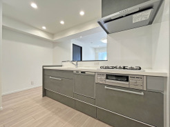 【Kitchen】
洗練されたニュアンスカラーが空間に調和し、日々の生活を穏やかに整えてくれるような落ち着いた佇まいです。