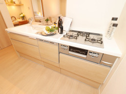 【Kitchen】
柔らかな木目調のデザインが空間に溶け込み、心地よい調和を感じさせる丁寧な設えです。無駄のない整然とした佇まいが、穏やかで上質な日常のひとときを演出します