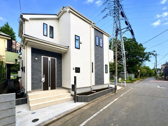 ー急行停車駅徒歩15分。陽当たり良好な南西角地に長期優良住宅が堂々完成ー