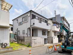 【外観】
周辺環境に馴染む落ち着いた佇まいで、長く住み継ぐほどに愛着が深まっていくような穏やかな存在感を放つ住まいです