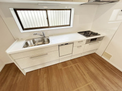【Kitchen】
清潔感のある白を基調としたデザインに、木の温もりが調和する空間。日々の暮らしに自然と馴染む、整然とした佇まいが心地よい時間を演出します