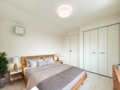 【Room:5帖】
柔らかな色調でまとめられた室内。自然素材の温かみを感じる、穏やかで調和のとれた空間です。
本画像はCGで作成しており、実際に現地に家具は配置しておりません。また、価格に家具は含まれません。