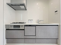 【Kitchen】
無駄を削ぎ落とした洗練された意匠が、日々の暮らしに心地よい調和と静かな佇まいをもたらします。