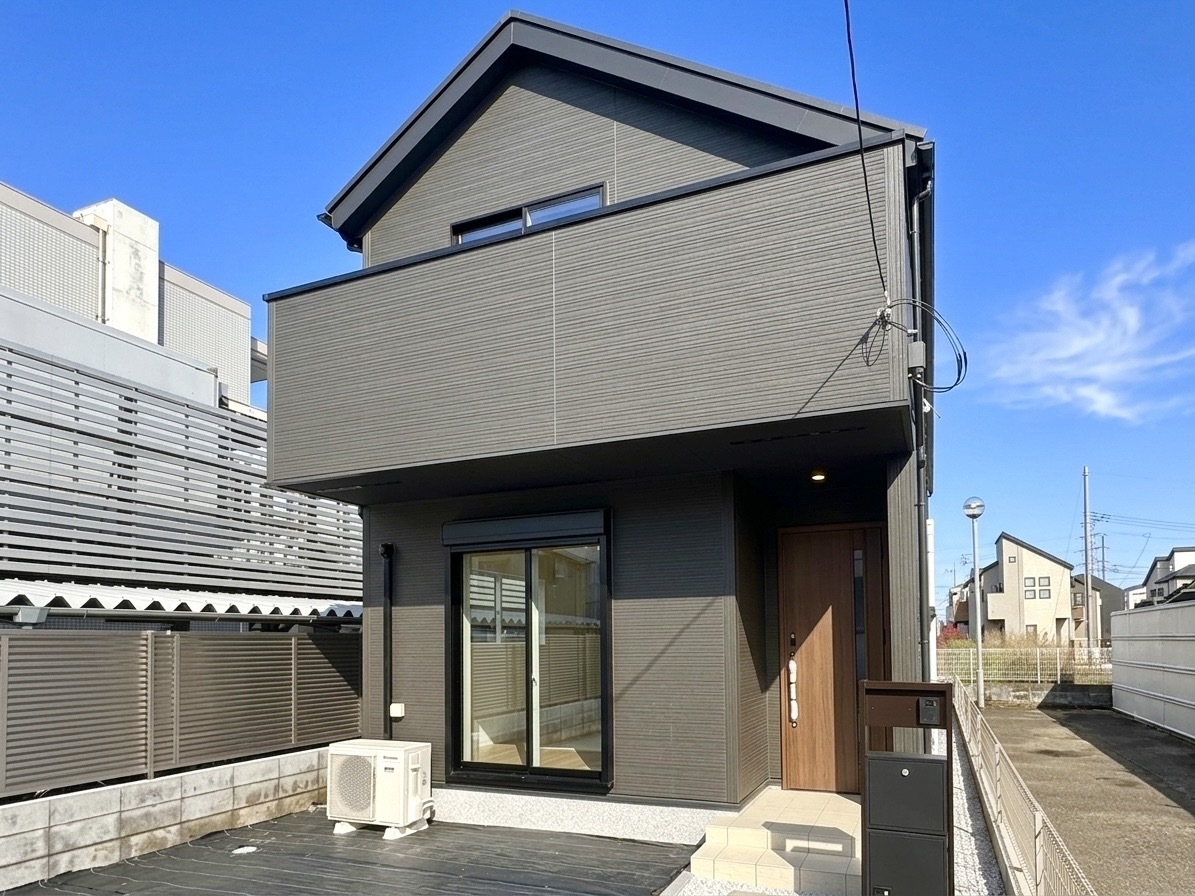 【外観】
敷地40坪の資産性高い邸宅が堂々完成。抜けるような青空と、整然と広がる雲が印象的な、洗練されたモダンな佇まい。新しい暮らしの始まりを感じさせる、静かで落ち着いた住まい。