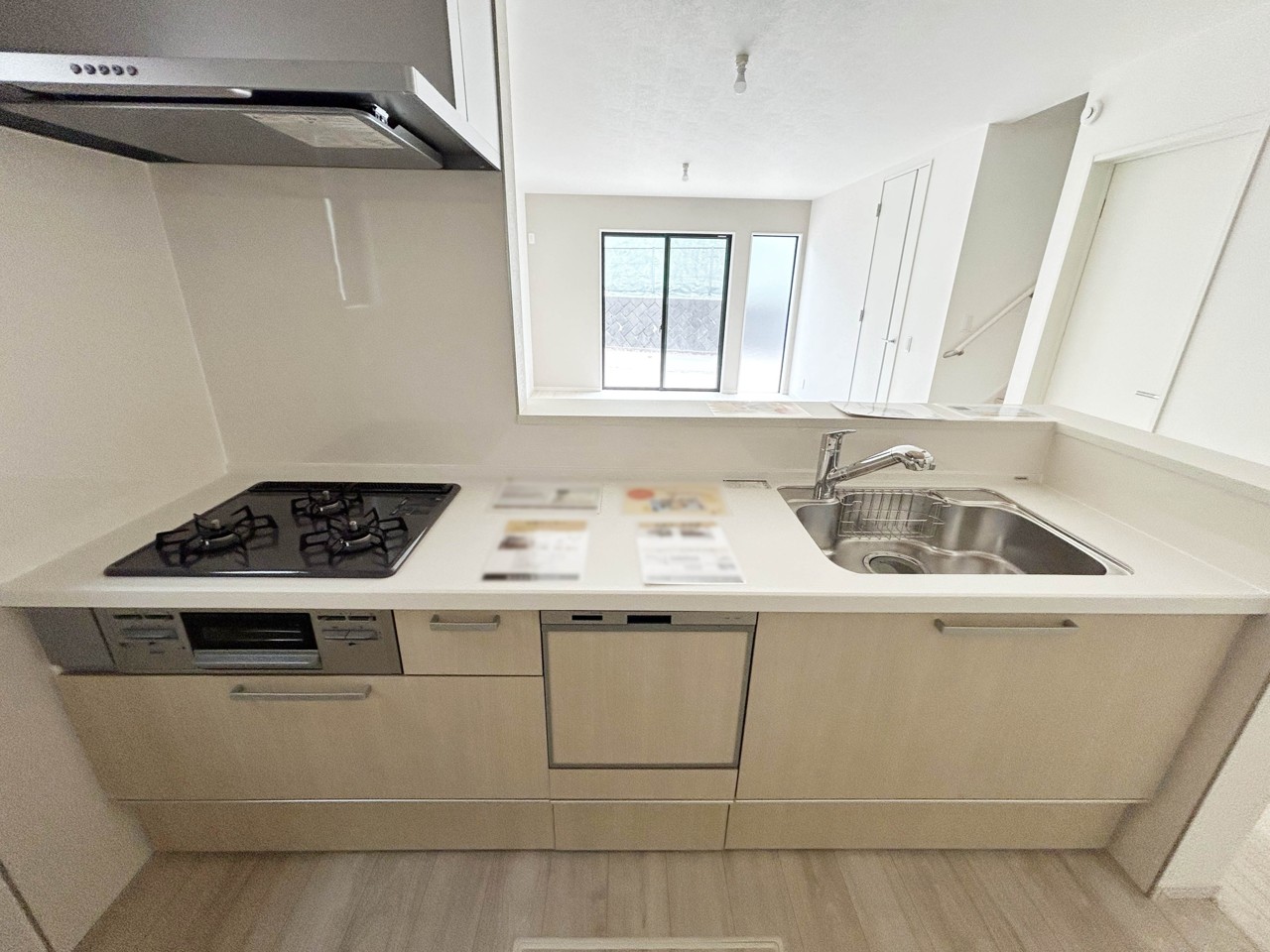 【Kitchen】
日々の暮らしに彩りを添える、機能的で洗練された空間。温かみのある色調とすっきりとしたデザインが、心地よい安らぎをもたらします

