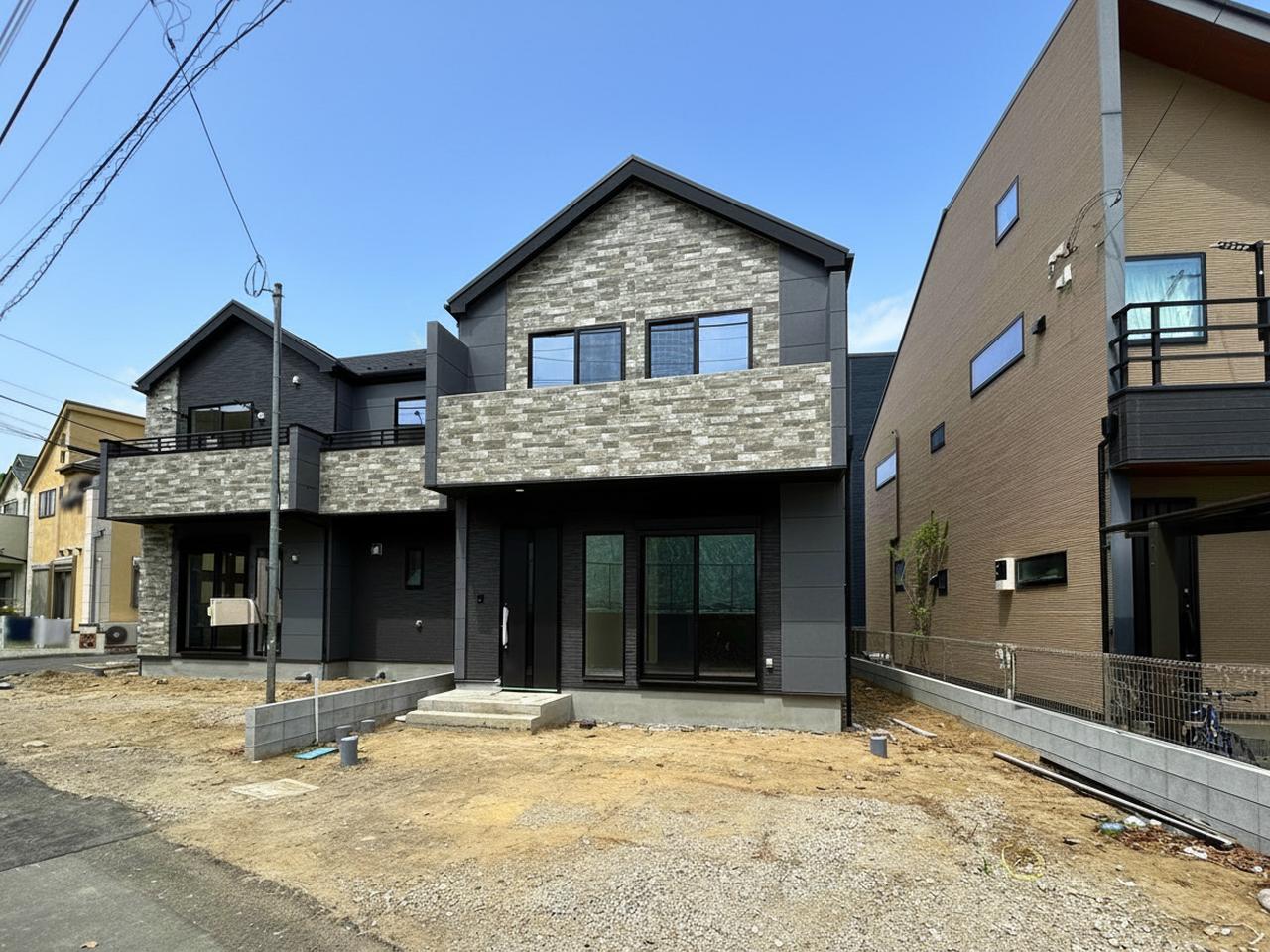 【外観】
モダンな石調の外壁が印象的な、洗練されたデザインの住まい。周囲の街並みに調和しながらも、確かな個性を放ち、静かで落ち着いた暮らしを予感させます

